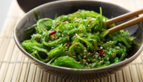Alga wakame: cos’è, a cosa fa bene e proprietà nutrizionali