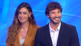 C’è Posta Per Te: Belen incanta, De Martino fa una gaffe e Maria lo sgrida