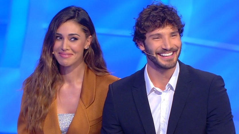 C’è Posta Per Te: Belen incanta, De Martino fa una gaffe e Maria lo sgrida