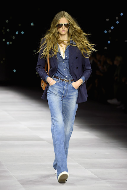 ragazza con camicia e jeans e blazer blu