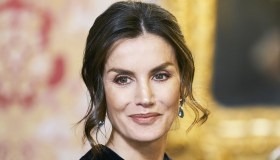 Letizia di Spagna esagera e il look è un flop