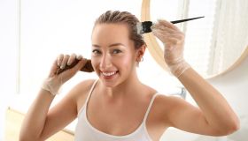 Coprire i capelli bianchi fai da te: tinte, mascara colorati, spray e riflessanti