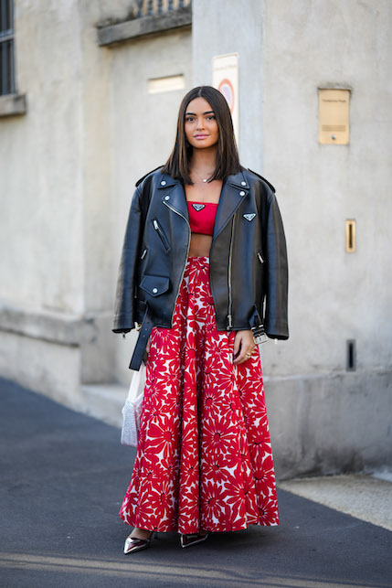 ragazza con chiodo in pelle e abito a fiori rossi