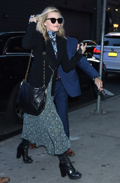 Michelle Pfeiffer con vestito a fiori e scarpe con il tacco