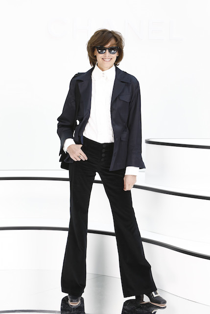 Ines de la Fressange con completo nero, camicia bianca e tacchi
