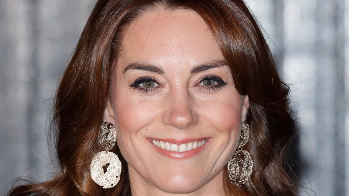 Kate Middleton brilla con l’abito da 1.800 euro e lancia un messaggio a Meghan Markle