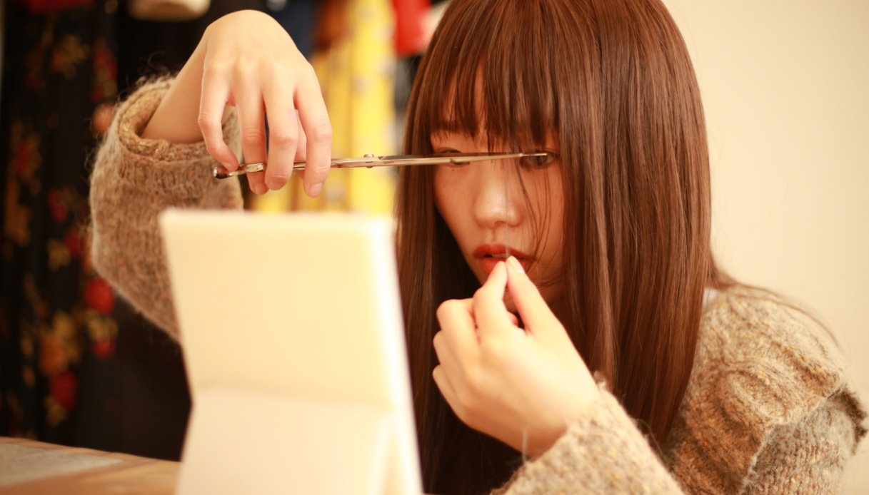 Tagliarsi la frangia da sole? Si, è possibile (e si fa così)