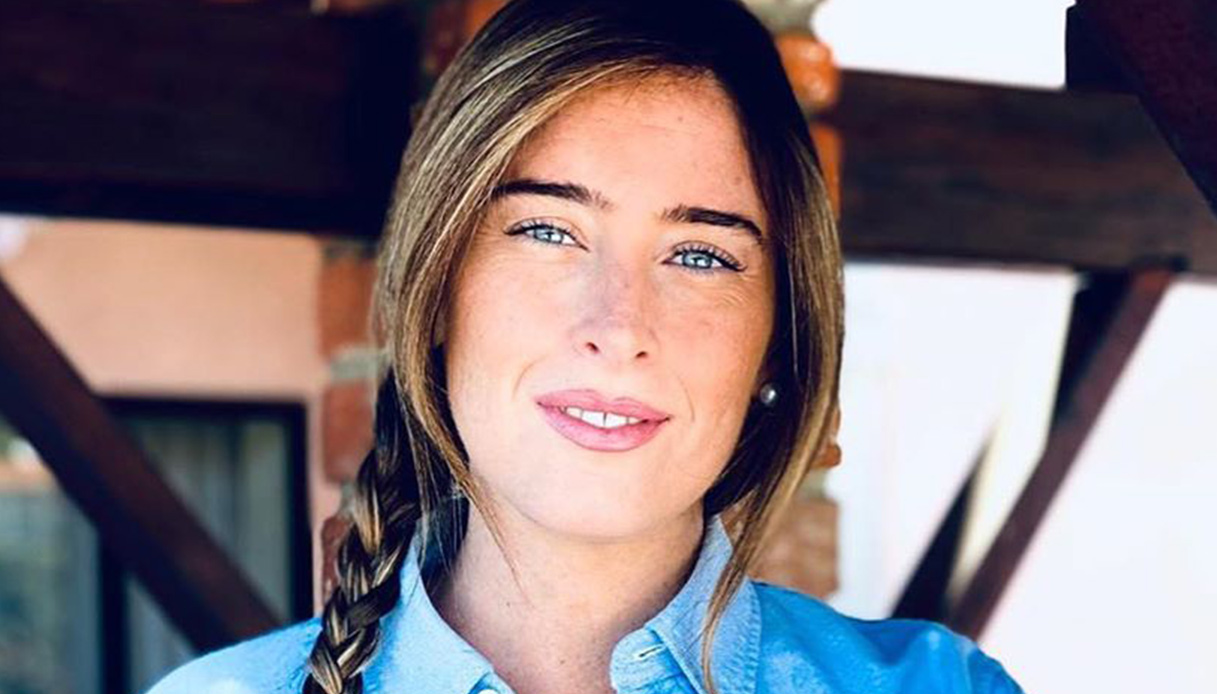 Maria Elena Boschi sorride col fratello. E con il look denim è un incanto