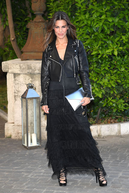 Bianca Guaccero con abito nero e chiodo nero
