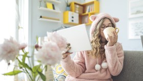 Dormire in un caldo abbraccio: i migliori pigiama in pile da donna