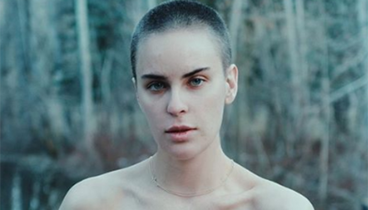 Tallulah Willis, rasata come mamma Demi Moore in “Soldato Jane”
