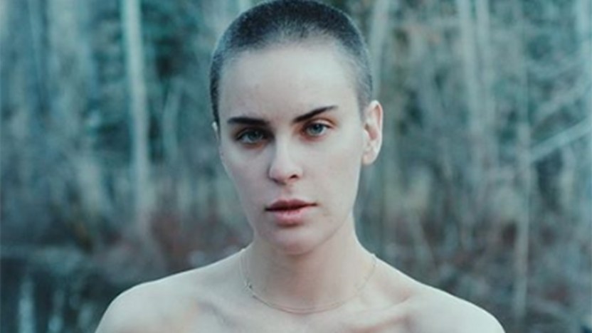 Tallulah Willis, rasata come mamma Demi Moore in “Soldato Jane”