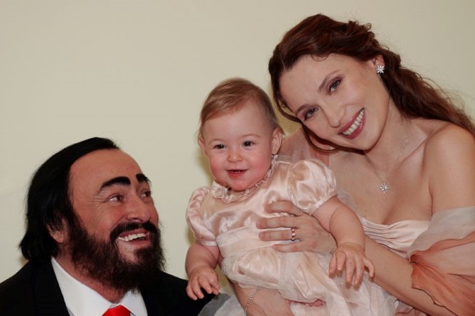 Luciano Pavarotti e Nicoletta Mantovani con la figlia alice