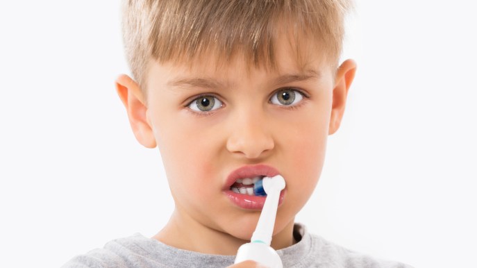 Spazzolino elettrico bambini: a che età iniziarlo a usare