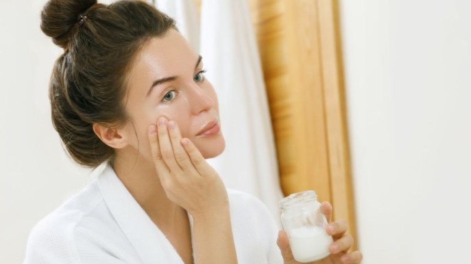 Come usare l’olio di cocco per contrastare le rughe del viso