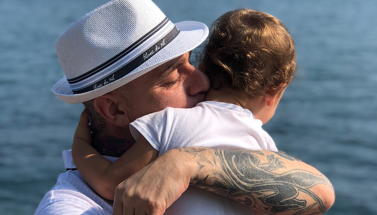 J-Ax, dall’amore per Elaina Coker alla nascita del figlio Nicolas