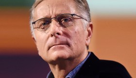 Paolo Bonolis diventa nonno ma non sa quando vedrà il nipotino