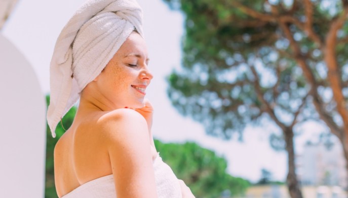 Asciugare i capelli senza calore in estate, come fare