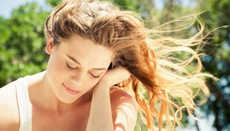 Asciugare i capelli in estate: scopri i metodi migliori e senza calore!