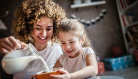 Latte, quali sono i benefici e le controindicazioni in ogni fase della vita