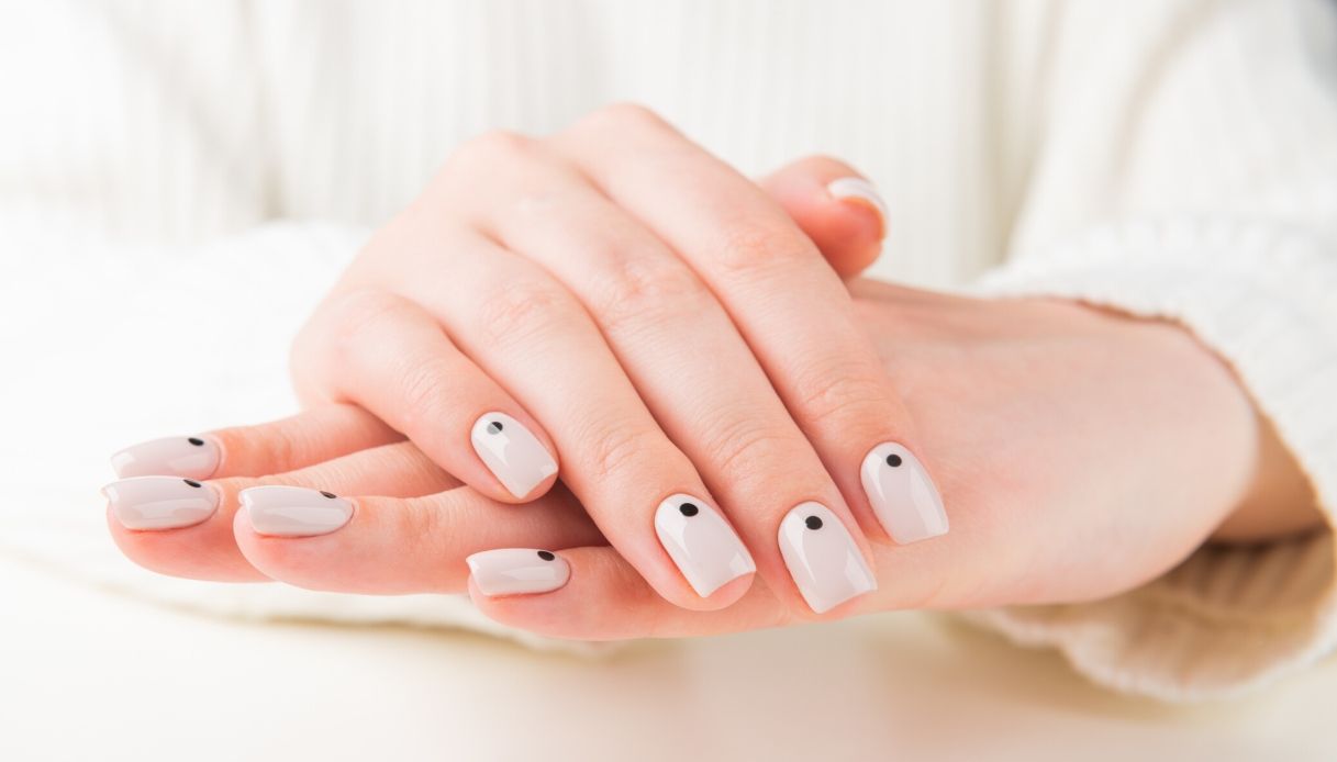 Unghie con puntino, la manicure minimal da provare