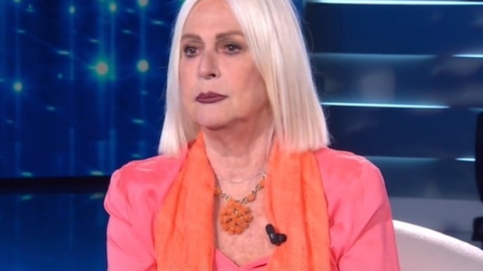 Domenica In, Loretta Goggi conquista con il caschetto platino e si commuove da Mara