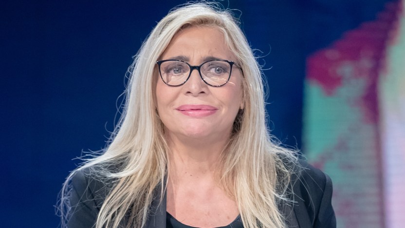 Mara Venier trionfa a Domenica In. E suo marito su Instagram la riprende a tradimento con le stampelle