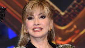 Il Cantante Mascherato, indiscrezioni sullo show della Carlucci. Svelato il primo giurato