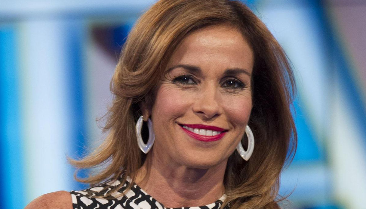 Cristina Parodi mostra le spalle al matrimonio e incanta su Instagram