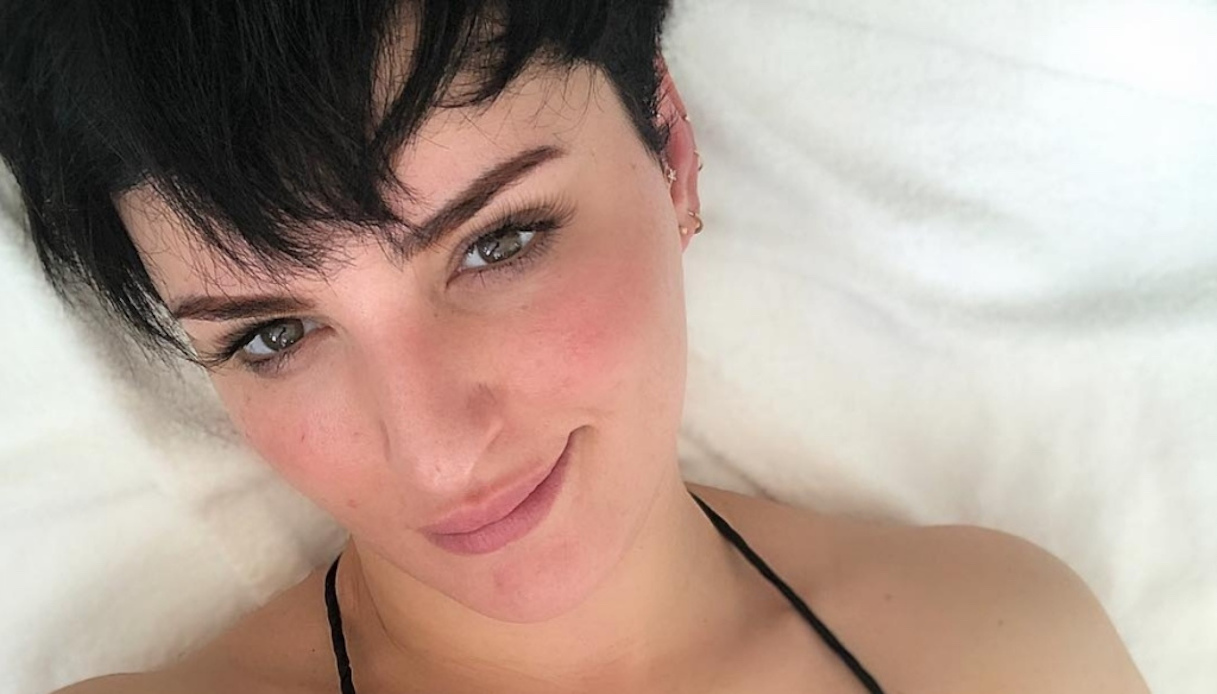 Arisa su Instagram sceglie un bikini che la valorizza: addio al costume intero