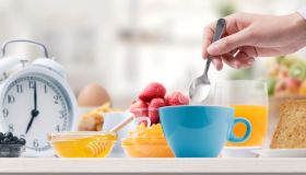 Dieta delle ore: cos’è, come funziona e quando si mangia