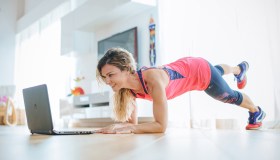 Belle e in forma in 30 minuti: l’allenamento del fitness coach Marco Caggiati