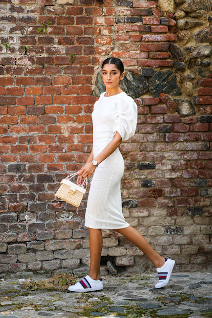 ragazza con abito bianco e sneakers