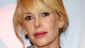 Alessia Marcuzzi ironizza sulle sue gambe: “Fiera”. E anche il marito ci scherza su