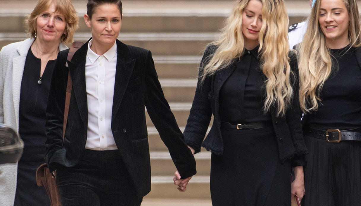 Amber Heard, sempre per mano a Bianca. Mentre Depp se ne esce solo