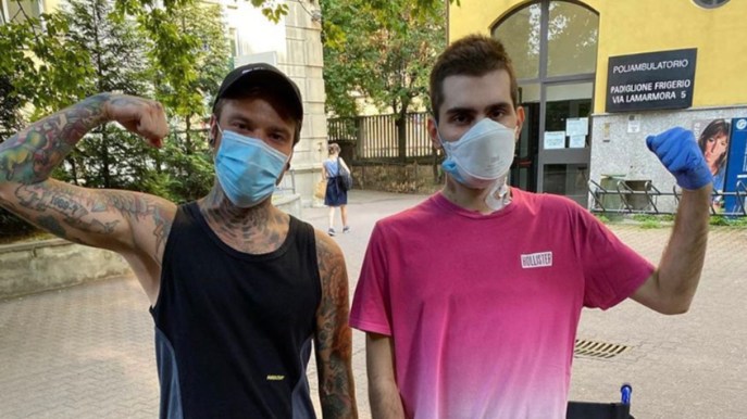 Covid, Fedez risponde al negazionismo di Bocelli che si scusa: “Sono stato frainteso”