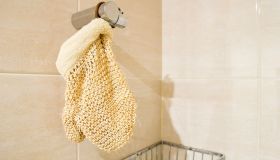 Guanto di crine: cos’è, come sceglierlo e usarlo per una pelle morbidissima