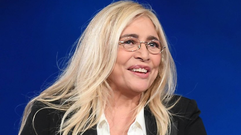 Mara Venier, su Instagram il video a tradimento a Nicola Carraro. E lui condivide la foto in spiaggia