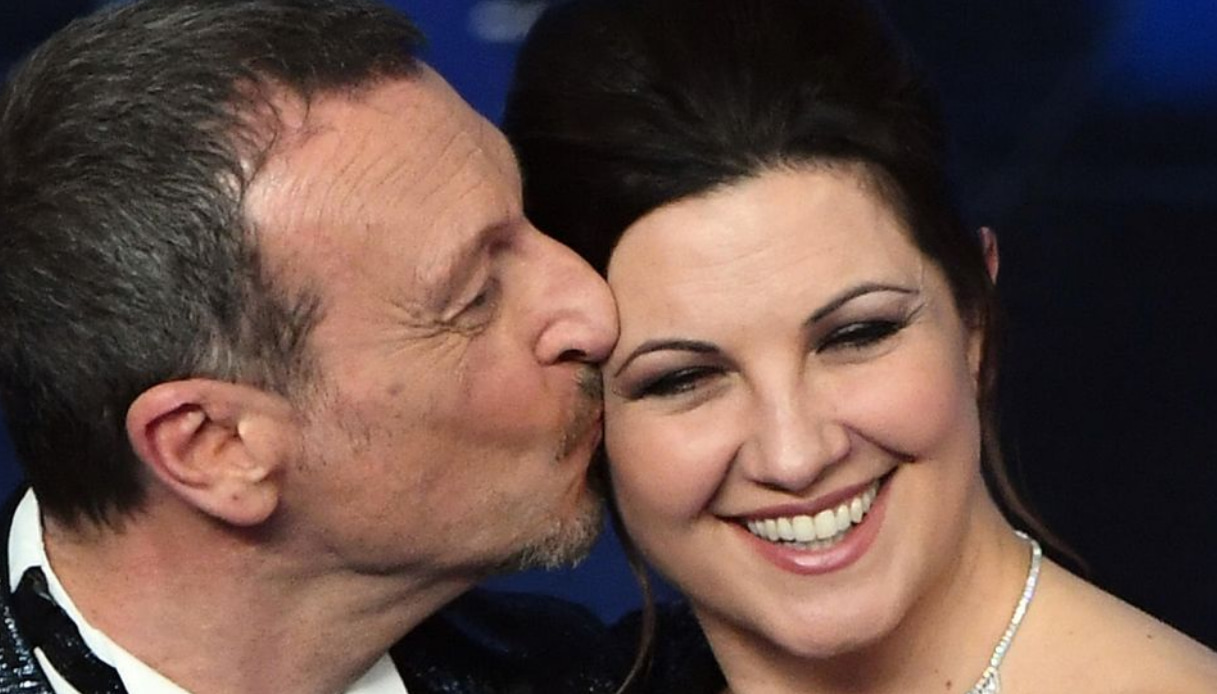 Amadeus, la moglie Giovanna Civitillo in bikini su Instagram è stupenda