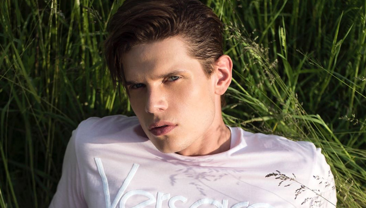 alessandro-egger-posa-per-versace