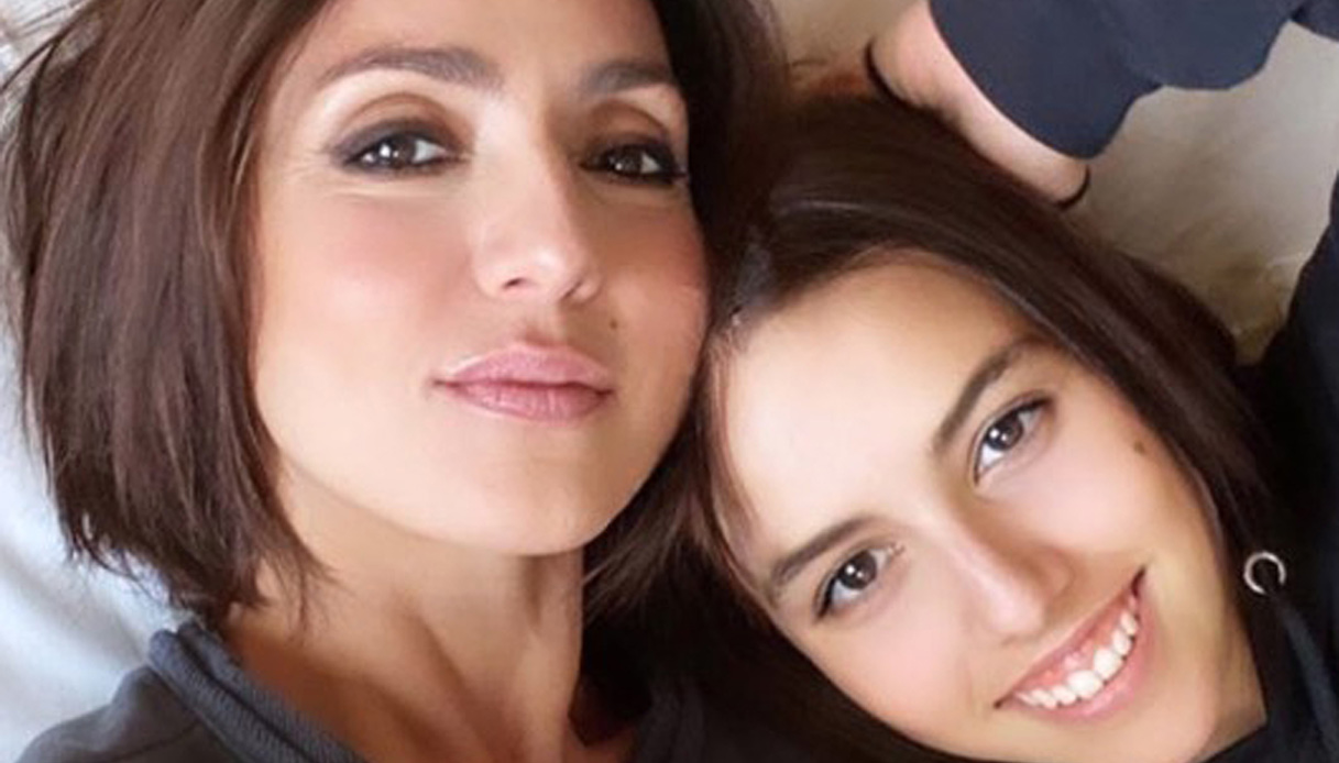 Ambra Angiolini in bikini su Instagram con la figlia Jolanda: è sempre più bella