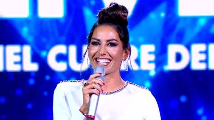 Battiti Live, Elisabetta Gregoraci splende in total white e ammette: “Sono felice”