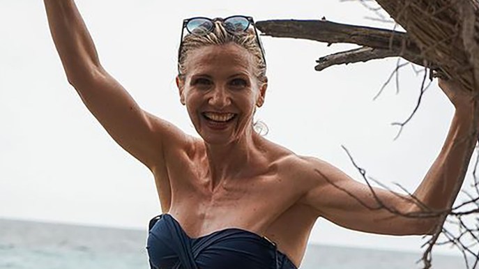 Lorella Cuccarini in bikini con il marito: a 54 anni è stupenda