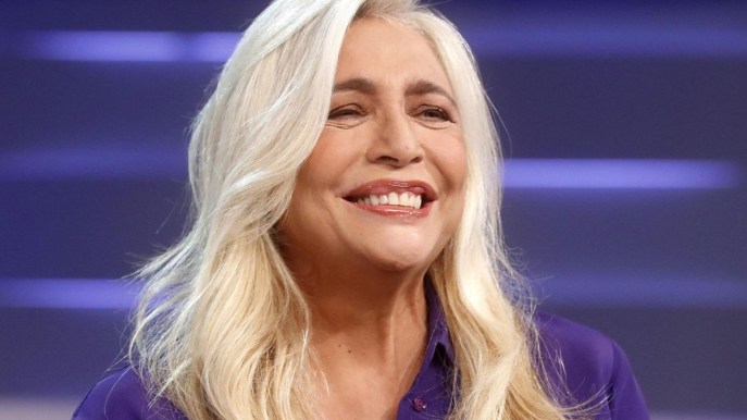 Mara Venier splendida in costume con il nipote Giulio. E Caterina Balivo commenta