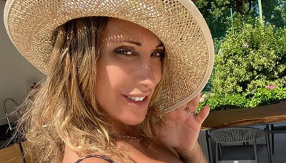 Sabrina Salerno senza trucco e in bikini a 52 anni è splendida: nessuna bella come lei