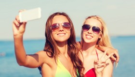 Occhi e sole, come comportarsi e come proteggersi. Anche dai selfie