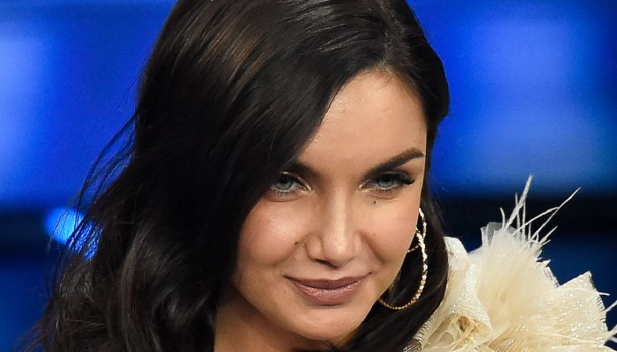 Elettra Lamborghini incanta in tv con Battiti Live e si arrabbia su Instagram