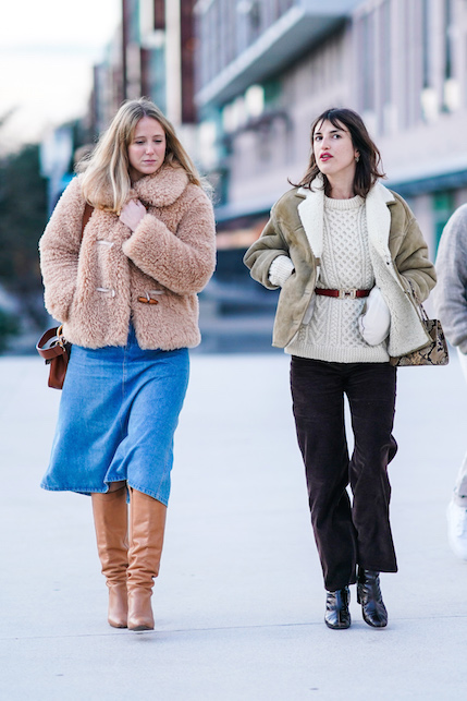 ragazze con stivali e look invernale