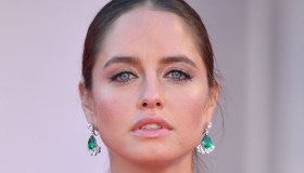 Venezia 77, Matilde Gioli osa con la scollatura. Il suo è il look più chiacchierato