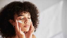 Che cos’è lo skin purging e quali sono i rimedi